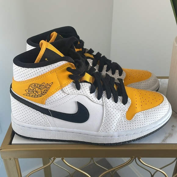 Wmns Air Jordan 1 Mid - Picture 2 of 4